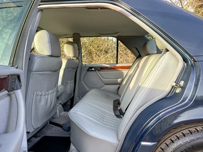 Lot 2 - 1993 Mercedes-Benz E200 Elegance