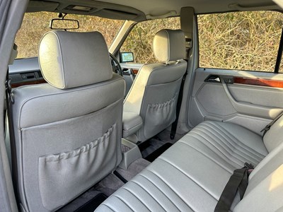 Lot 2 - 1993 Mercedes-Benz E200 Elegance