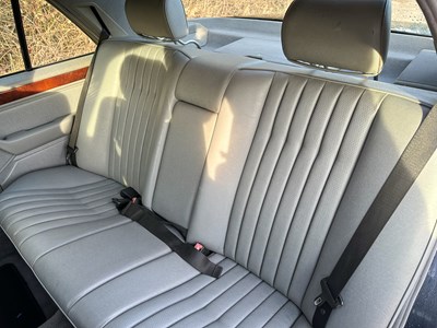 Lot 2 - 1993 Mercedes-Benz E200 Elegance