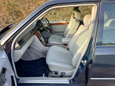 Lot 2 - 1993 Mercedes-Benz E200 Elegance