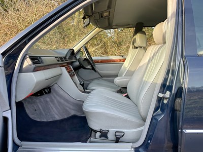 Lot 2 - 1993 Mercedes-Benz E200 Elegance