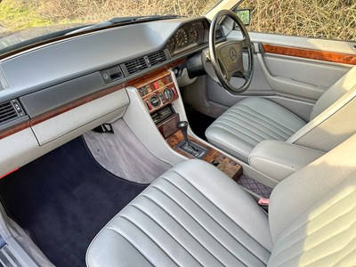 Lot 2 - 1993 Mercedes-Benz E200 Elegance