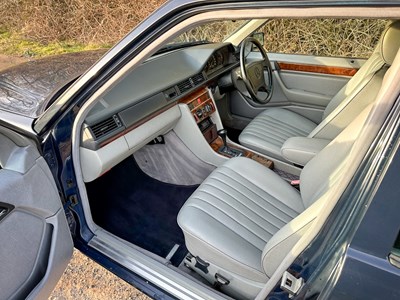 Lot 2 - 1993 Mercedes-Benz E200 Elegance