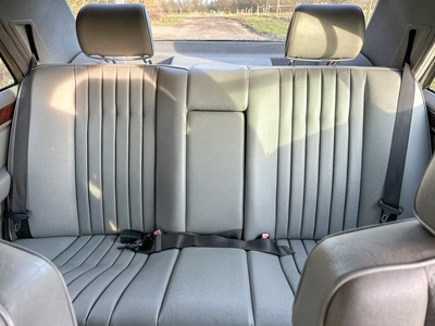Lot 2 - 1993 Mercedes-Benz E200 Elegance