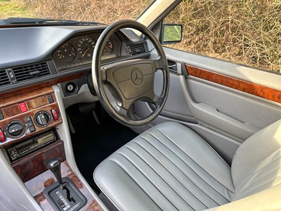 Lot 2 - 1993 Mercedes-Benz E200 Elegance
