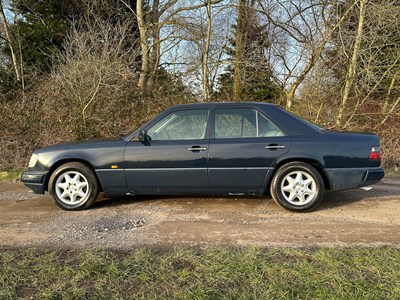 Lot 2 - 1993 Mercedes-Benz E200 Elegance