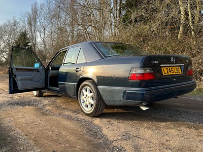 Lot 2 - 1993 Mercedes-Benz E200 Elegance
