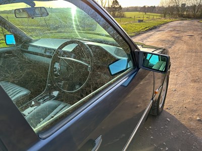 Lot 2 - 1993 Mercedes-Benz E200 Elegance