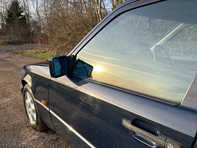 Lot 2 - 1993 Mercedes-Benz E200 Elegance