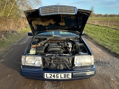 Lot 2 - 1993 Mercedes-Benz E200 Elegance