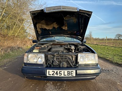 Lot 2 - 1993 Mercedes-Benz E200 Elegance