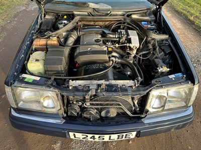 Lot 2 - 1993 Mercedes-Benz E200 Elegance