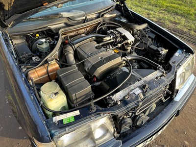 Lot 2 - 1993 Mercedes-Benz E200 Elegance