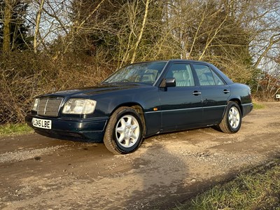 Lot 2 - 1993 Mercedes-Benz E200 Elegance