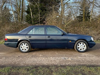Lot 2 - 1993 Mercedes-Benz E200 Elegance