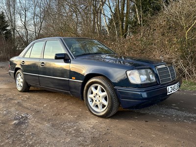 Lot 2 - 1993 Mercedes-Benz E200 Elegance