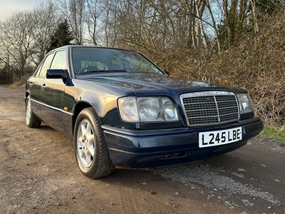 Lot 2 - 1993 Mercedes-Benz E200 Elegance