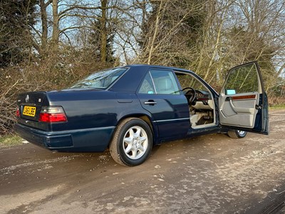 Lot 2 - 1993 Mercedes-Benz E200 Elegance