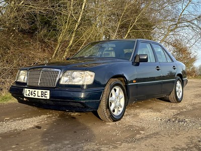 Lot 2 - 1993 Mercedes-Benz E200 Elegance