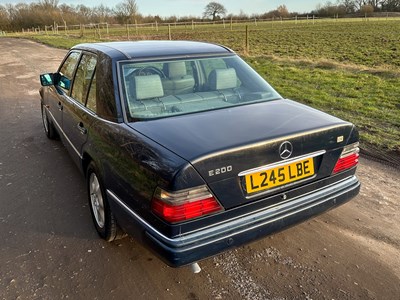 Lot 2 - 1993 Mercedes-Benz E200 Elegance