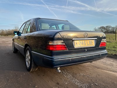 Lot 2 - 1993 Mercedes-Benz E200 Elegance