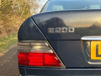 Lot 2 - 1993 Mercedes-Benz E200 Elegance