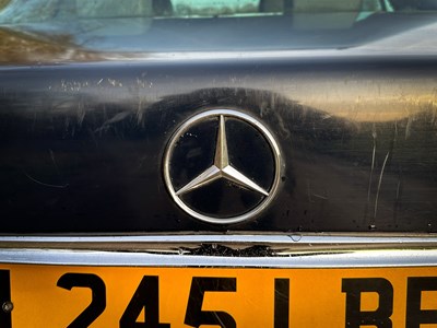 Lot 2 - 1993 Mercedes-Benz E200 Elegance