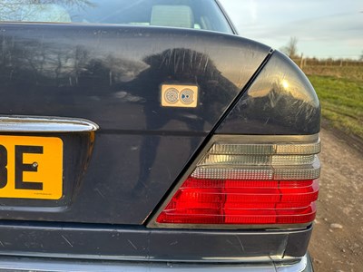 Lot 2 - 1993 Mercedes-Benz E200 Elegance