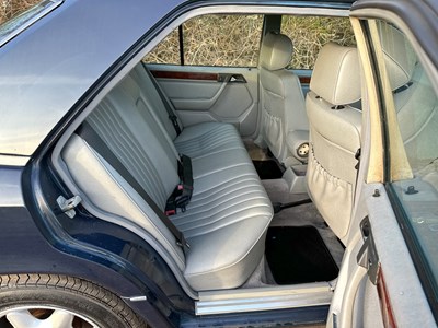 Lot 2 - 1993 Mercedes-Benz E200 Elegance