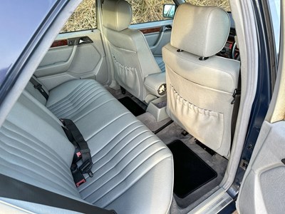 Lot 2 - 1993 Mercedes-Benz E200 Elegance