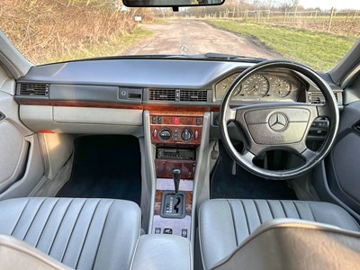 Lot 2 - 1993 Mercedes-Benz E200 Elegance