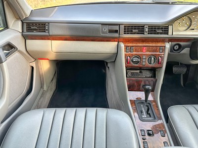 Lot 2 - 1993 Mercedes-Benz E200 Elegance