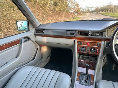 Lot 2 - 1993 Mercedes-Benz E200 Elegance