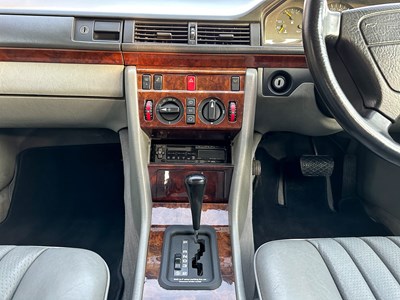 Lot 2 - 1993 Mercedes-Benz E200 Elegance