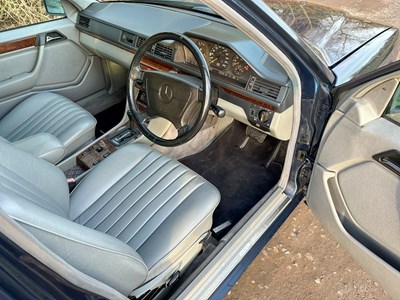 Lot 2 - 1993 Mercedes-Benz E200 Elegance