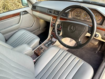 Lot 2 - 1993 Mercedes-Benz E200 Elegance