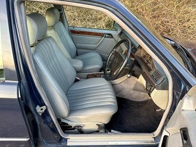 Lot 2 - 1993 Mercedes-Benz E200 Elegance