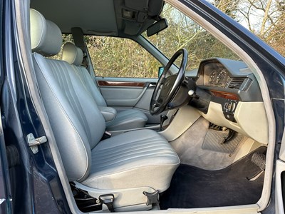 Lot 2 - 1993 Mercedes-Benz E200 Elegance