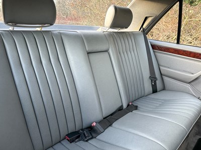 Lot 2 - 1993 Mercedes-Benz E200 Elegance