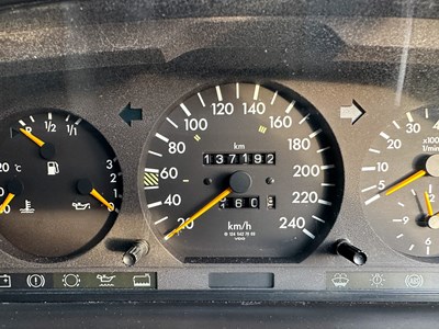 Lot 2 - 1993 Mercedes-Benz E200 Elegance