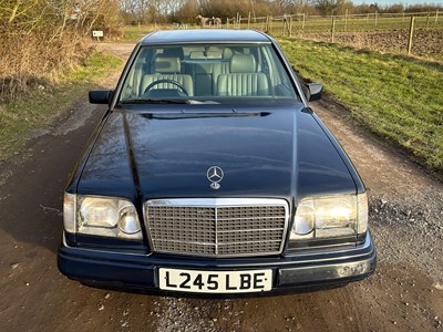 Lot 2 - 1993 Mercedes-Benz E200 Elegance