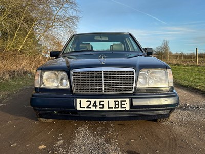 Lot 2 - 1993 Mercedes-Benz E200 Elegance