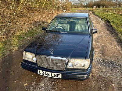 Lot 2 - 1993 Mercedes-Benz E200 Elegance