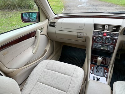 Lot 31 - 1997 Mercedes-Benz C200 Elegance